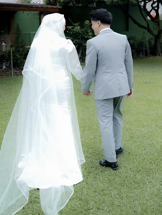 Gaun Alita dilengkapi dengan veil panjang yang menghiasi penampilannya tersebut. @alitabiani