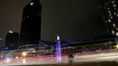 Monumen Selamat Datang dan gedung serta pusat perbelanjaan saat peringatan Earth Hour, Jakarta, Sabtu (19/3). Pemadaman serentak selama 60 menit pada pukul 20.30 hingga 21.30 WIB itu sebagai peringatan Hari Bumi (Earth Hour). (Liputan6.com/Faizal Fanani)