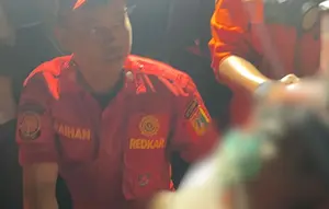 Damkar Evakuasi Korban Tak Sadarkan Diri dari Gedung Bapenda DKI