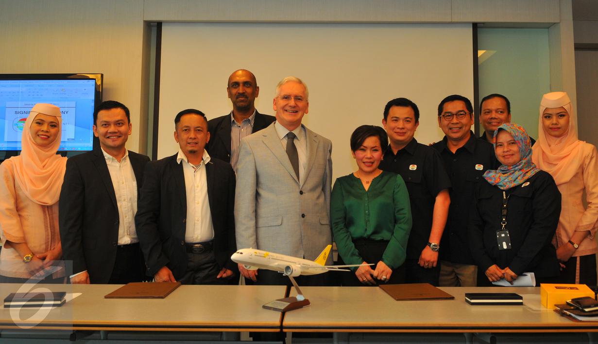 Foto bersama usai penandatangan kerjasama antara Indosiar dengan Royal Brunei Airlines, Jakarta, Senin (16/11/2015). Royal Brunei Airlines mengaku bangga bisa menjadi sponsor program D'Academy Asia. (Liputan6.com/Faisal R Syam)