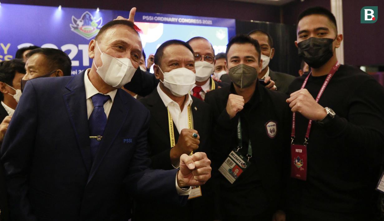 Menpora RI, Zainudin Amali, Ketua PSSI, Mochamad Iriawan, Pemilik Rans Cilegon FC, Raffi Ahmad dan Pemilik Persis Solo, Kaesang Pangarep, foto bersama saat Kongres PSSI di Hotel Raffles, Jakarta, Sabtu (29/5/2021). (Foto: Bola.com/M Iqbal Ichsan)