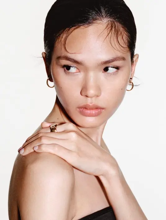 Pada tahun 2026, CHANEL Fine Jewelry Creation Studio menafsirkan ulang prinsip dasar ini melalui sebuah pencapaian teknis luar biasa, menghadirkan kelenturan yang belum pernah ada sebelumnya pada COCO CRUSH—sebuah bukti keahlian savoir-faire yang unik.  [Dok. CHANEL]