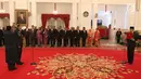 Presiden Joko Widodo memimpin sumpah jabatan Letjen Andika Perkasa sebagai Kepala Staf TNI Angkatan Darat (KSAD) di Istana Kepresidenan, Jakarta, Kamis (22/11). Andika menggantikan Jenderal TNI Mulyono yang akan pensiun. (Liputan6.com/Angga Yuniar)