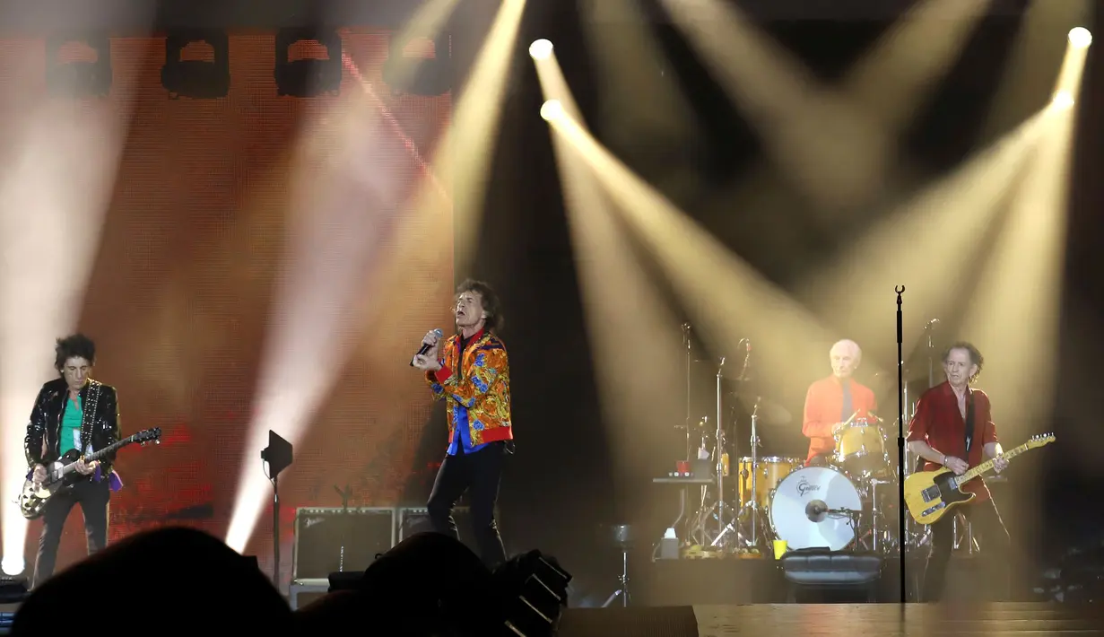 Aksi panggung The Rolling Stones saat tampil di MetLife Stadium, East Rutherford, New Jersey, Amerika Serikat, Senin (5/8/2019). The Rolling Stones sukses menggebrak panggung MetLife Stadium dalam tur Amerika-Kanada yang bertajuk 'No Filter'. (Photo by Greg Allen/Invision/AP)