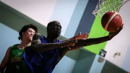 Pemain Timnas Basket Indonesia, Dame Diagne (kanan) melakukan lay up saat pemusatan latihan Timnas Basket Indonesia untuk SEA Games 2023 Kamboja di GBK Arena, Senayan, Jakarta, Rabu (03/05/2023). (Bagaskara Lazuardi)