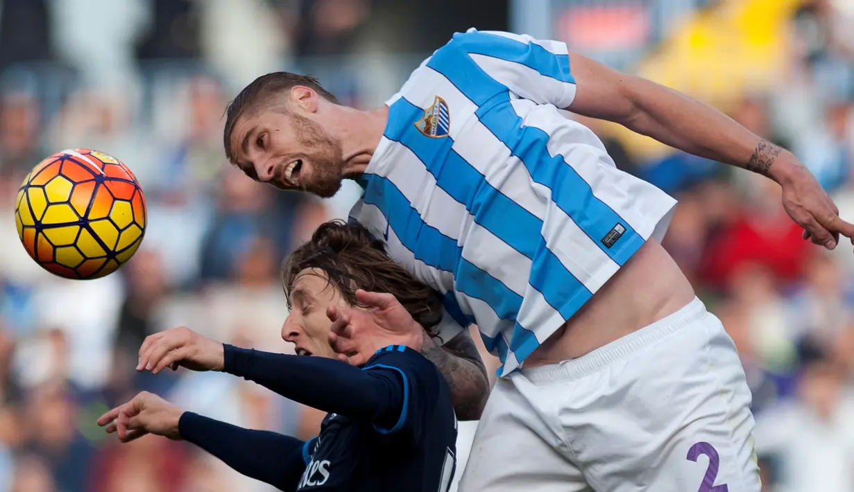 Duel antara pemain Real Madrid, Luka Modric (kiri), dengan pemain Malaga, Raul Albentosa, dalam laga La Liga Spanyol di Estadio La Rosaleda, Minggu (21/2/2016) malam WIB. (AFP/Jorge Guerrero)