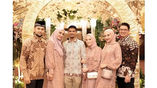 6 Potret Zaskia dan Shireen Sungkar Kondangan Bareng, Kompak dengan Keluarga Besar