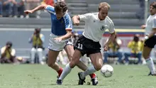Legenda Asal Jerman, Karl-Heinz Rummenigge (kanan) pernah meraih dua kali Ballon d'Or yaitu pada tahun 1980 dan 1981 .  (AFP Photo/STF)