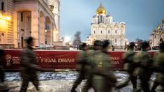 Sejumlah petugas keamanan melintas di depan lokasi drawing Piala Dunia 2018 di Kremlin, Moscow, Kamis (30/11/2017). Drawing 32 peserta Piala Dunia 2018 akan dilakukan pada Jumat (1/12/2017) di Rusia. (AFP/Mladen Antonov)