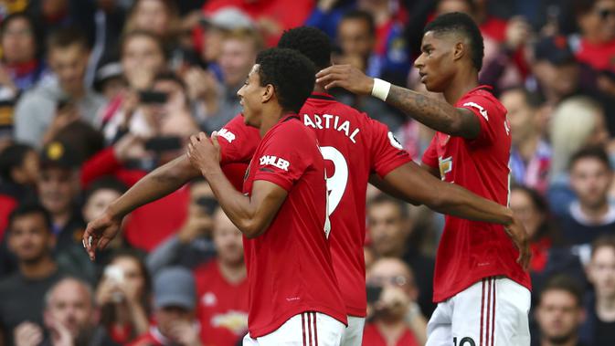 Penyerang Manchester United,  Marcus Rashford (kanan) berselebrasi dengan rekannya usai mencetak gol ke gawang Chelsea pada pertandingan Liga Inggris di Old Trafford (11/8/2019). Rashford mencetak dua gol di pertandingan ini dan mengantar MU menang 4-0 atas Chelsea. (AP Photo/Dave Thompson)