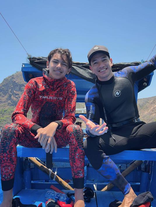 Seru liburan ke Sumbawa, Andrew dan Jason menikmati keseruan saat menangkap ikan menggunakan tombak. Sensasi menangkap ikan dengan tombak. Momen kebersamaan ayah dan anak ini pun akhirnya menuai banyak pujian netizen. (Liputan6.com/IG/@andrew.white._)
