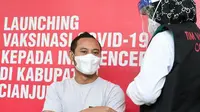 Mantan kapten Persib Bandung, Atep, ikut menjalani vaksin COVID-19 bersama Plt Bupati Cianjur, Herman Suherman, di Kabupaten Cianjur beberapa waktu lalu. (Dok. Pribadi)