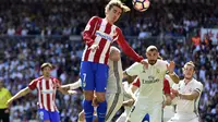Griezmann gempur pertahanan Real Madrid saat menjamu Atletico ( PIERRE-PHILIPPE MARCOU / AFP)