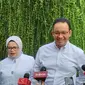 Capres Anies Baswedan bersama istrinya. Anies memulai kampanye Pemilu 2024 di Tanah Merah, Jakarta Utara, Selasa (28/11/2023). (Liputan6.com/ Winda Nelfira)