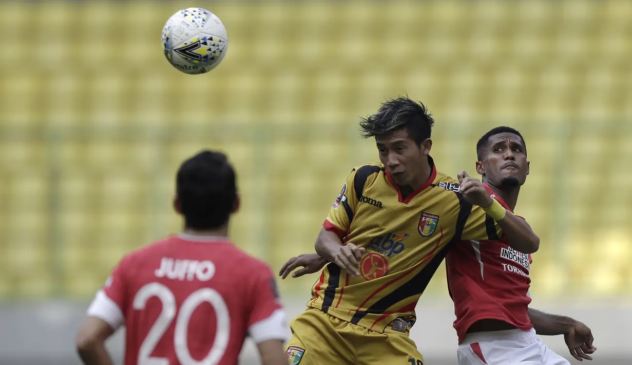Gelandang Mitra Kukar, Andre Prakoso, menyundul bola saat melawan Semen Padang pada laga Piala Presiden 2019 di Stadion Patriot, Bekasi, Kamis (14/3). Padang menang 2-0 atas Mitra. (Bola.com/Yoppy Renato)