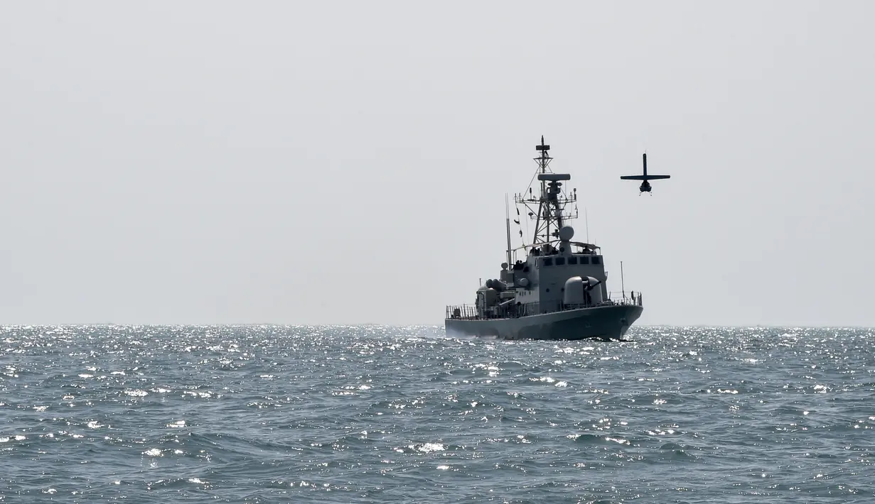 Sebuah pesawat tak berawak Martin UAV Angkatan Laut AS terbang di atas perairan Teluk saat Angkatan Laut Kerajaan Bahrain (RBNF) Abdulrahman Al Fadhel mengambil bagian dalam latihan angkatan laut bersama antara Komando Armada ke-5 AS dan pasukan Bahrain, 26 Oktober 2021. (MAZEN MAHDI/AFP)