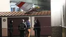 Petugas polisi berdiri di dekat ekor pesawat kecil yang melakukan pendaratan darurat di sebuah kediaman, di Villejuif, luar Paris, Senin (4/12/2023). (AP Photo/Michel Euler)