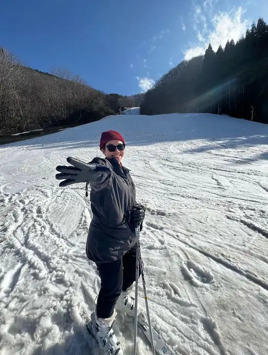 Outfit berlapis jadi pilihan Yura untuk tetap hangat saat main ski di Jepang. [Foto: IG/yurayunita].