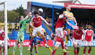 Duel udara tersaji saat Arsenal bertamu ke kandang Mansfield Town FC pada lanjutan FA Cup 2025/2026, Sabtu (7/3/2026) malam WIB. (Jon Super / AFP)