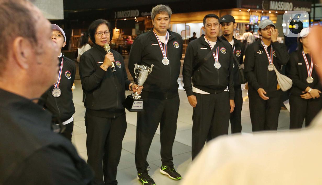 Manajer tim voli putri Indonesia, Ernita Pongky memberikan keterangan terkait Raihan posisi kedua voli putri Indonesia pada kejuaraan Princess Cup 2024. (Liputan6.com/Angga Yuniar)