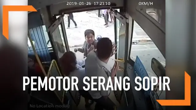 VIDEO: Rekaman Pemotor Baku Hantam dengan Sopir Bus
