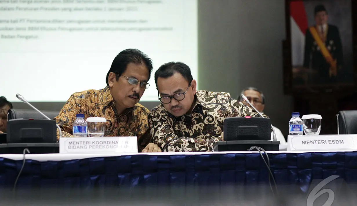 Menko Perekonomian Sofyan Djalil dan Menteri ESDM Sudirman Said saat berdiskusi terkait penurunan BBM bersubsidi di Gedung Menko Perekonomian, Jakarta, Rabu (31/12/2014). ( Liputan6.com/Faizal Fanani)