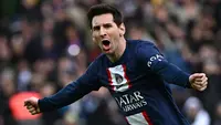 Barcelona dikabarkan berencana memulangkan Si Anak Hilang, Lionel Messi yang telah dua musim membela PSG. Pihak manajemen klub kini tengah melakukan finalisasi kontrak La Pulga yang akan diajukan kepada La Liga dalam upaya memulangkannya pada musim panas 2023 mendatang. Jika terealisasi, PSG sudah pasti akan kehilangan pemain dengan koleksi 7 Ballon d'Or tersebut. PSG Pun diyakini akan segera berburu pemain sebagai alternatif pengganti Lionel Messi. Berikut ini 5 pemain yang bisa menjadi opsi. (AFP/Anne-Christine Poujoulat)