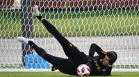 Kiper Belgia, Thibaut Courtois berusaha menangkap bola saat mengikuti latihan tim di Dedovsk, Moskow, (8/7). Belgia akan bertanding pada semifinal Piala Dunia 2018 melawan Prancis. (AFP Photo/Franck Fife)