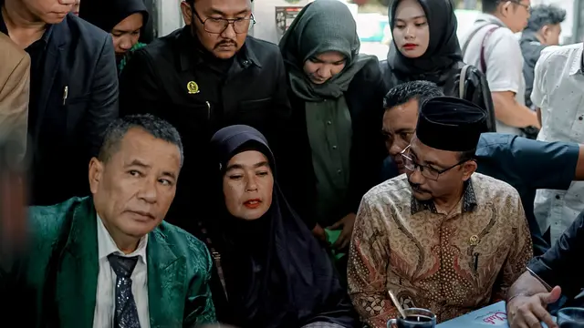 Ibunda Imam Masykur, Fauziah, ditemani kuasa hukumnya, Hotman Paris Hutapea saat menemui tiga prajurit TNI yang merupakan pembunuh anaknya, Selasa (6/9/2023).