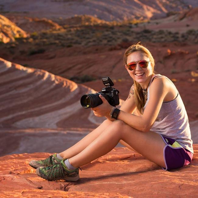 Sambil keliling dunia, Mandy kini bekerja sebagai fotografer | Photo: Copyright mirror.co.uk
