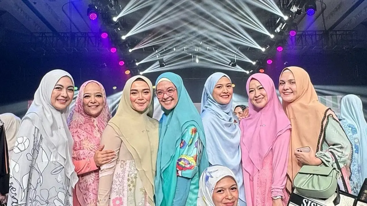 Potret Okie Agustina Bersama Sahabat (sumber : Instagram/@okieagustina_)