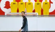 Pelatih Bayer Leverkusen, Xabi Alonso saat memimpin latihan jelang laga Grup B Liga Champions 2022/2023 di Leverkusen, Jerman, 31 Oktober 2022. (AFP/Sascha Schuermann)