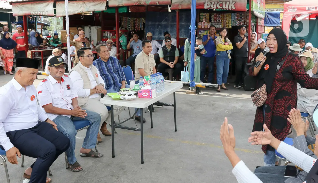 Ridwan Kamil juga berdialog singkat dengan warga yang mendiami pemukiman di Kampung Luar Batang, Jakarta. (Liputan6.com/Herman Zakharia)