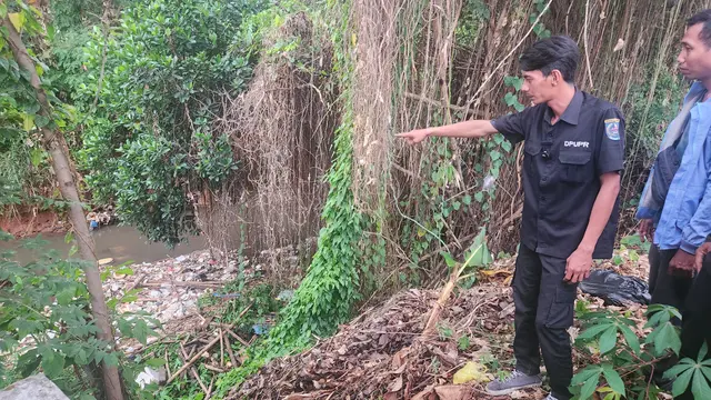 Petugas Bidang Sumber Daya Air (SDA) Dinas Pekerjaan Umum dan Penataan Ruang (PUPR) Kota Depok, Randy, bersama temannya menemukan bagian tubuh korban mutilasi di Kali Grogol