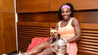 Serena Williams berpose dengan trofi Prancis Terbuka 2015. (AP Photo/CORINNE DUBREUIL)
