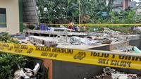 Garis polisi telah terpasang&nbsp;di lokasi robohnya tembok MTSN 19 Jakarta yang telah menewaskan tiga siswanya, tiga lainnya mengalami luka-luka. (Foto:Liputan6/Ady Anugrahadi)