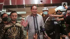 Mantan Menteri Perdagangan Muhammad Lutfi (tengah) usai menjalani pemeriksaan di Gedung Bundar, Kejagung, Jakarta, Rabu (22/6/2022). Muhammad Lutfi menjalani pemeriksaan selama 12 jam sebagai saksi terkait kasus fasilitas pemberian izin ekspor crude palm oil (CPO) dan turunannya, termasuk minyak goreng, periode 2021-2022. (Liputan6.com/Faizal Fanani)