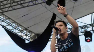 Vokalis grup band Noah, Ariel tampil memanaskan Sirkuit Sentul, Bogor, (7/12/2014). (Liputan6.com/Helmi Fithriansyah)