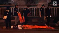 Polisi dan Puslabfor lakukan olah TKP ledakan di Terminal Kampung Melayu, Rabu (24/5). Olah TKP dilakukan mulai dilakukan sekitar pukul 22.37 WIB. (Liputan6.com/Yoppy Renato)