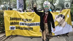 Massa yang tergabung dalam Koalisi Masyarakat Menolak Swastanisasi Air Jakarta (KMMSAJ) saat menggelar aksi Peringatan Hari Air Sedunia di depan Balai Kota, Jakarta Pusat, Selasa (22/3/2022). Mereka menuntut Anies Baswedan menghentikan privatisasi air di Ibu Kota. (merdeka.com/Iqbal S Nugroho)