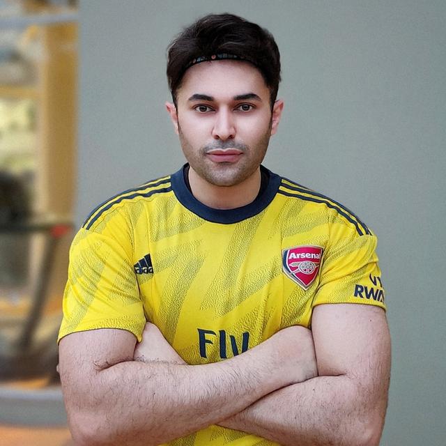 Helmy Syah antusias saat merilis single terbarunya bertajuk Dream. Ia merupakan penyanyi yang juga sepupu Vicky Shu.