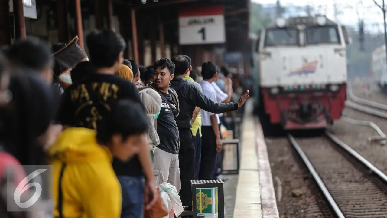 20150716-Penampakan Stasiun Senen H-1 Lebaran-Jakarta