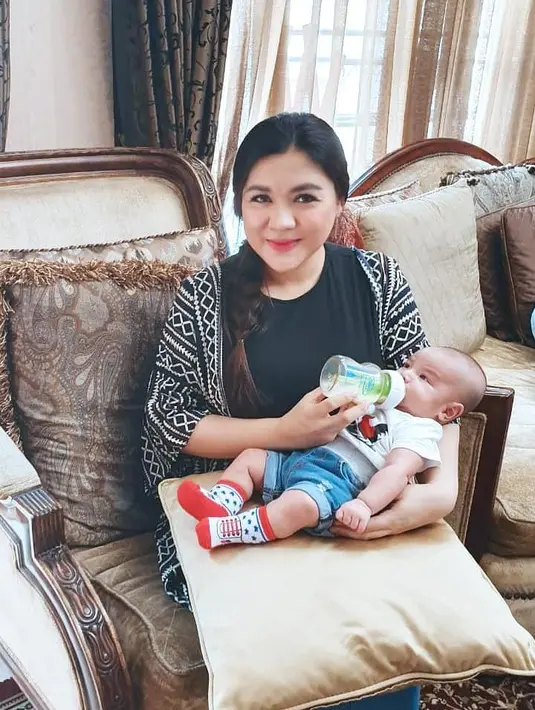 “Bisa juga olahraga di rumah angkat beban dan segala macam. Harus jaga kesehatan nggak boleh sembarangan banget. Pertama aku lagi menyusui dan lagi pandemi, harus total jaga kesehatannya,” lanjutnya. (Instagram/vickyshu)