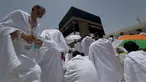 Umat Muslim berdoa di depan Ka'bah, selama ibadah haji tahunan, di Mekah, Arab Saudi, Kamis 21 Mei 2026. (AP Photo/Altaf Qadri)