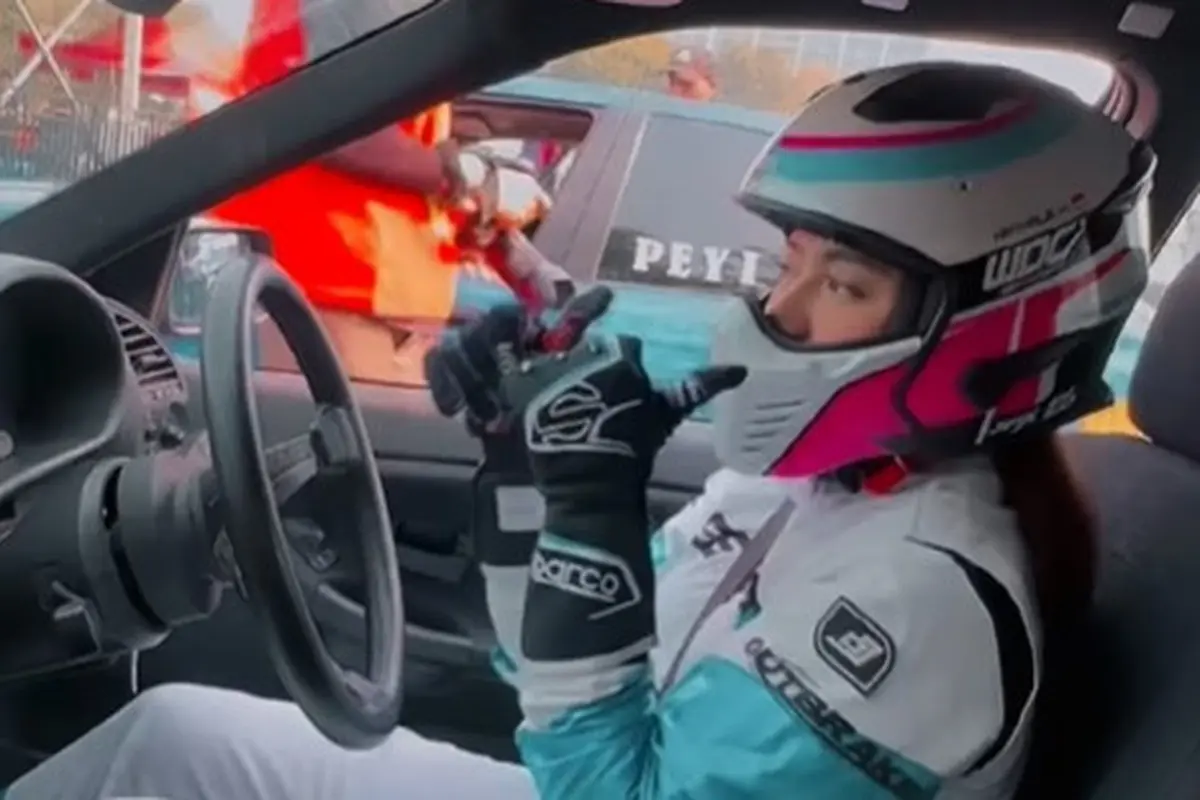 Potret Nathalie Holscher saat drifting dengan pakaian lengkap (Sumber: Instagram/nathalieholscher)