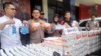 Polisi menangkap penimbus hand sanitizer dan masker palsu di Bogor (Achmad Sudarno/Liputan6.com)