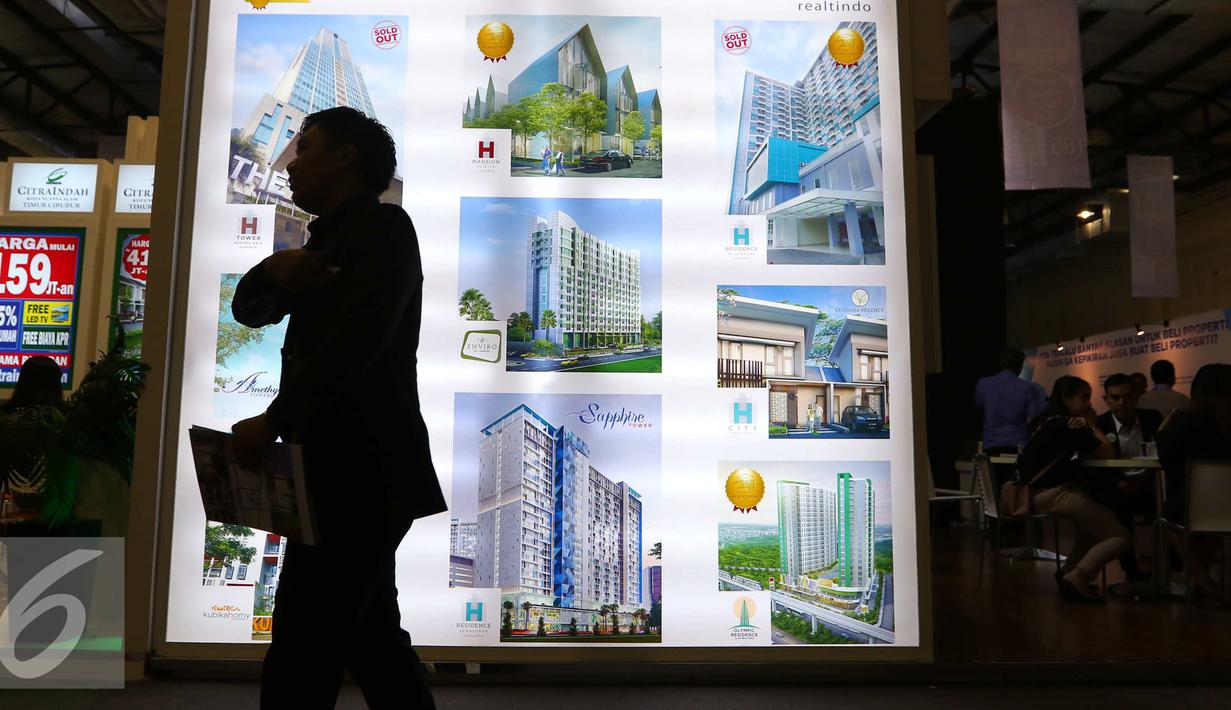 Pengunjung melintas di pameran properti di Jakarta, Kamis (8/9). Bank Indonesia (BI) kembali melakukan pelonggaran kebijakan rasio Loan to Value (LTV) dengan menurunkan Down Payment (DP) KPR rumah pertama menjadi 15%. (Liputan6.com/Angga Yuniar)