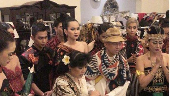Anne Avantie berdoa sebelum pagelaran Cinta Putih di Rumah Luwih, Bali (Instagram @anneavantie)