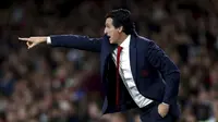 Pelatih Arsenal, Unai Emery menginstruksikan pemainnya saat bertanding melawan Nottingham Forest pada babak ketiga Piala Liga Inggris musim 2019-2020 di Stadion Emirates di London (24/9/2019). The Gunners masih akan menunggu lawan di babak keempat. (AP Photo/Steven Paston)