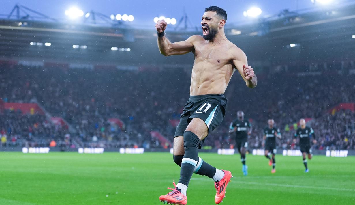 Pemain Liverpool, Mohamed Salah, melakukan selebrasi setelah mencetak gol ke gawang Southampton pada laga Liga Inggris pekan ke-12 di St Mary’s Stadium, Minggu (24/11/2024) malam WIB. (AP Photo/Sean Ryan)